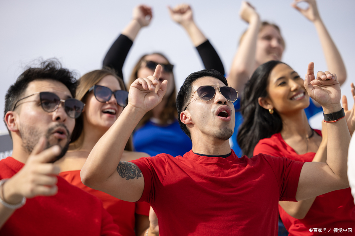 国足球迷在现场玩人浪庆祝